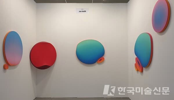 IAAS 특별전에서 선보이고 있는 얀 칼럽 전시 부스 (사진=이미희 기자)