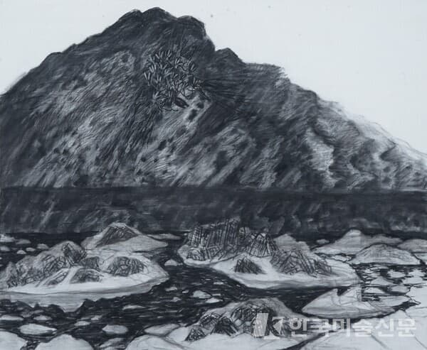 빙하가 녹고 있다허윤희, 163x 131cm, charcoal on canvas, 2022