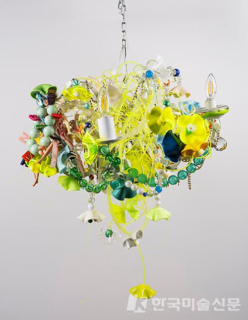 비바체 Vivace윤정원 Jeongwon Yoon, 비바체 Vivace, 2022, Mixed media and lightbulb, &oslash;60 x 55(h)cm