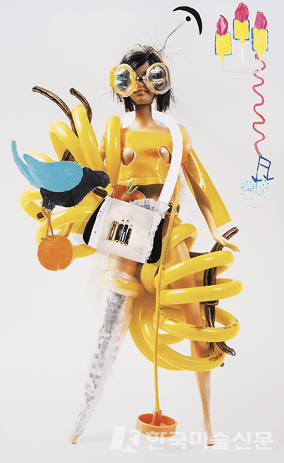 뭐 없나 Anything Else윤정원 Jeongwon Yoon, 뭐 없나 Anything Else, 2022, Mixed media on photography, mounted on aluminum, 210 x 137.5cm