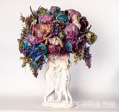 Three Graces50x55x76cm_fake flower, resin, color pigment_2020