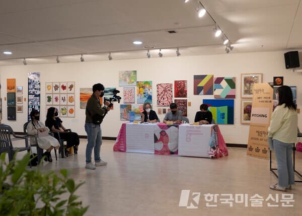 피칭 &nbsp;평론가와 작가가 함께하는 작품 담화 (사진=아르타라)