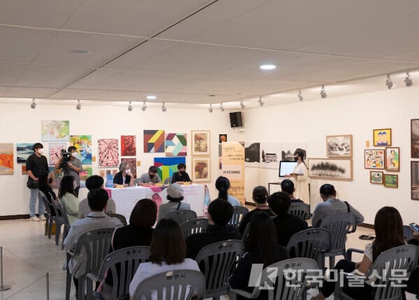 피칭 &nbsp;평론가와 작가가 함께하는 작품 담화 (사진=아르타라)