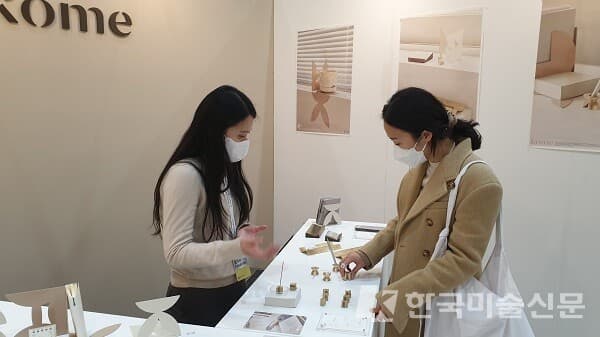 남한슬 작가(왼쪽)&nbsp;