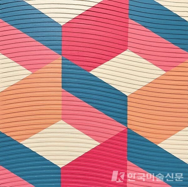 folded tint45.5X45.5cm, acrylic gouache, gel on modeling made canvas, 2022 (사진=한국화랑협회)