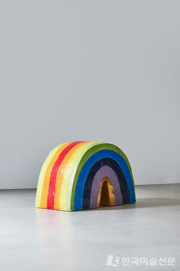 쌍무지개Ceramic, gold, 73X36X46cm, 2022 (사진=한국화랑협회)