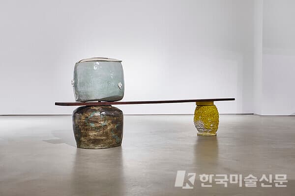 hello my childhood(놀이터)Ceramic, gold, wood, silver, 가변설치, 2022 (사진=한국화랑협회)