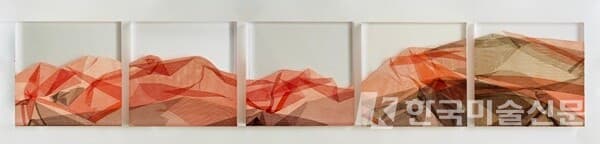 Mountain, exposure 25Mountain, exposure 25, 20x100cm (각 20x20cm), lace collage on polycarbonate panel, LED 2022