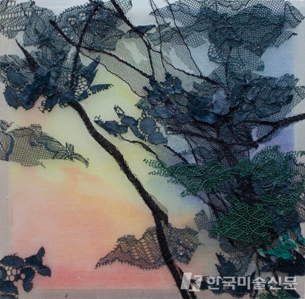 혼재된 풍경 #11혼재된 풍경 #11 20x20cm lace collage on silk, pigment on canvas 2022