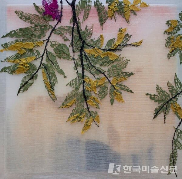 혼재된 풍경 #17혼재된 풍경 #17 20x20cm lace collage on silk, pigment on canvas 2022