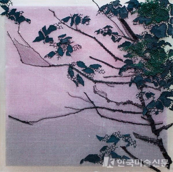 혼재된 풍경 #18혼재된 풍경 #18 20x20cm lace collage on silk, pigment on canvas 2022