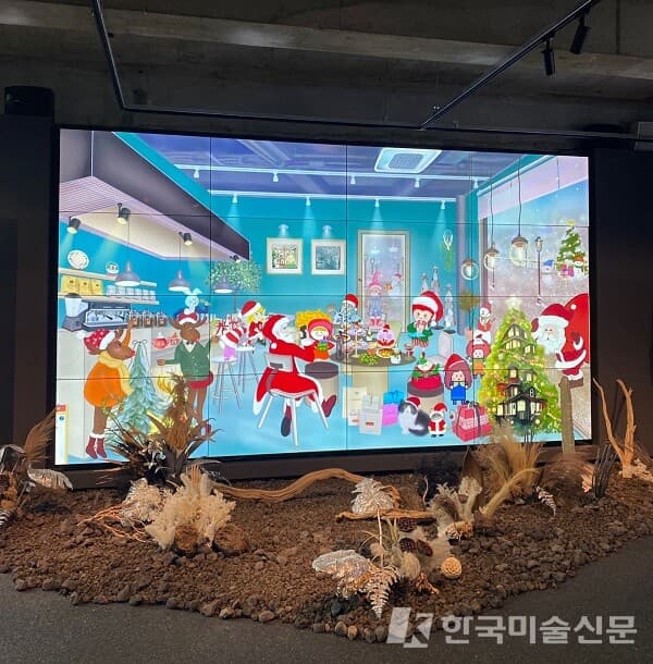 위플갤러리 'NFT 크리스마스 작품' 전시에서 선 보인 팀 '아티몽'의 작품 [사진=김지원 작가]