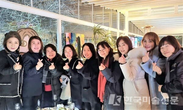 김지원 작가(오른쪽에서 세 번째)와 NFT 작가들 [사진=김지원 작가]
