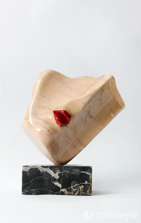 The Face (여인), Red marble, 2022