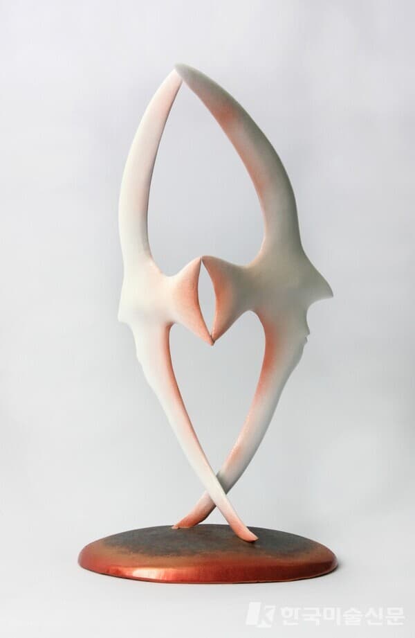 하나에서 둘 (비상하는 얼굴), Aurethane paint on Bronze, 202