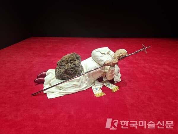 마우리치오 카텔란 작품 '아홉 번째 시간'(사진=이미희 기자)
