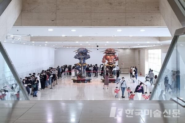 이우환과 그친구들 네 번째 시리즈 '무라카미 다카시:무라카미 좀비' 전의 대기 행렬 (사진=이미희 기자)