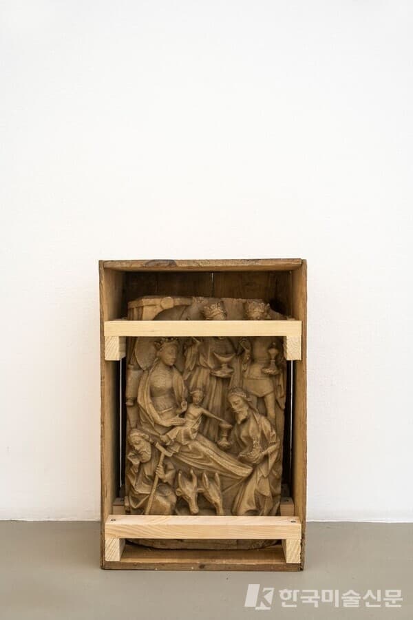 Danh V&otilde;,&nbsp;무제&nbsp;(2021).&nbsp;15세기 영국 설화석고 부조 '동방 박사의 숭배'와 글로리아 레이트 나무 상자.&nbsp;46.4 x 32.5 x 26.0cm.&nbsp;예술가이자 갤러리 샹탈 크루젤(Galerie Chantal Crousel), 파리.&nbsp;사진: Pauline Assathiany &mdash; Galerie Chantal Crousel.