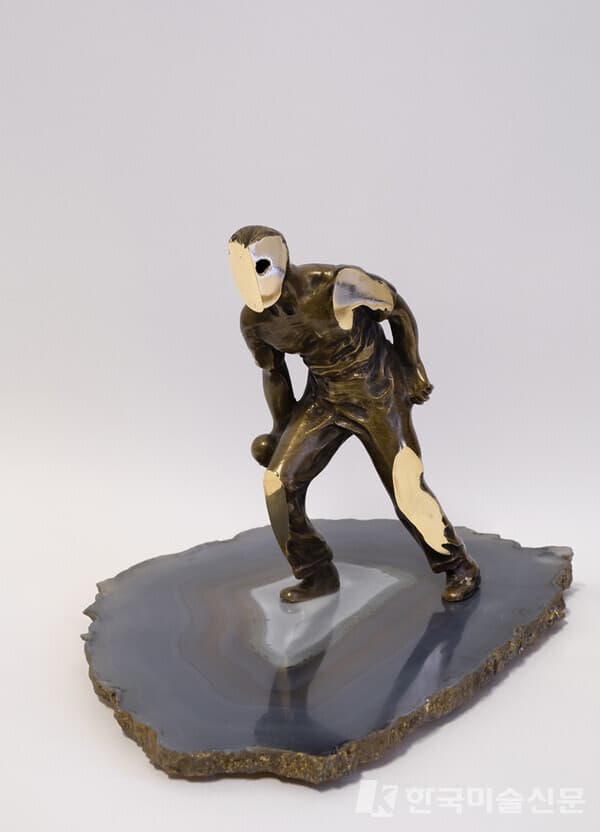 Man ball rolling2023, Bronze, 20 x 31 x 20(h)cm