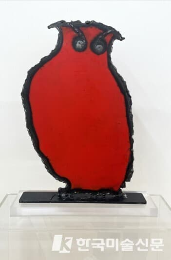 미네르바부엉이문인수 Moon Insoo 미네르바부엉이 painting on steel 23.5 x 38cm 2023