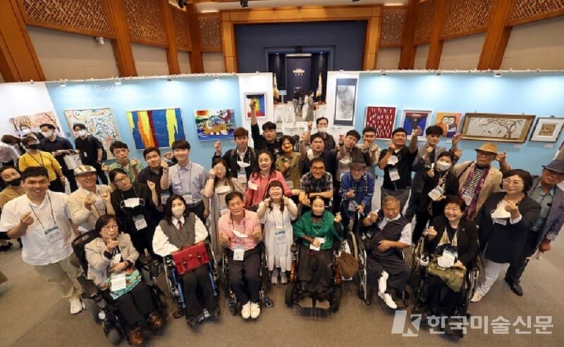 지난해 8월 31일 서울 종로구 청와대 춘추관에서 개막한 장애예술인 특별전 &lsquo;국민 속으로 어울림 속으로&rsquo;에서 발달&middot;지체&middot;청각 장애에도 활발히 작품 활동을 해온 참여 작가들이 손하트를 그리며 기념촬영 하고 있다. (사진=문화체육관광부)