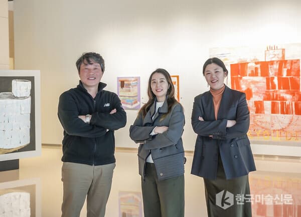 BC카드가 내달 14일까지 을지로 소재 BC카드 사옥 및 을지예술센터에서 관람료 없이 누구나 작품을 감상할 수 있는 미술품 전시회를 진행 중이다. (왼쪽부터)사진은 전시회에 참석한 박상범 BC카드 pay-ZTF장(상무)과 이페로 작가, 박지인 을지예술센터 대표. [사진=BC카드]