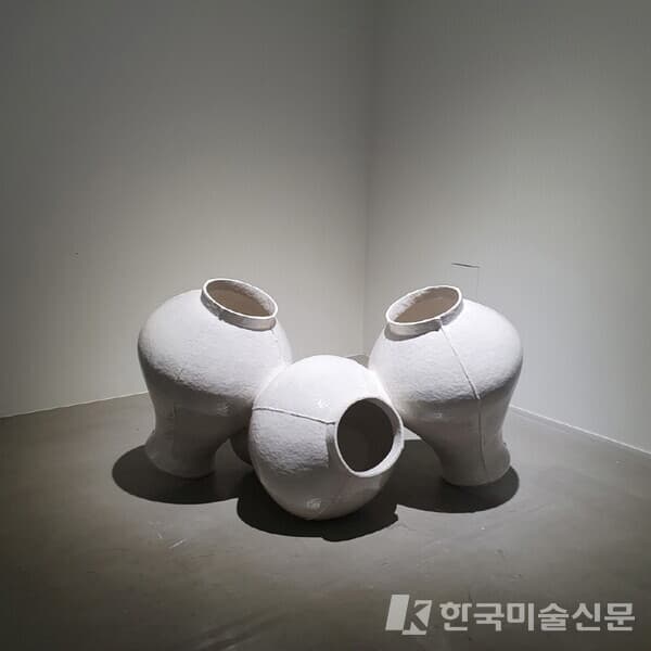 Kim Junmyeong, 가로적인 역사를 담은 도자기 시리즈 중 Three jars, ceramic, 84x44x46.5cm, 2015