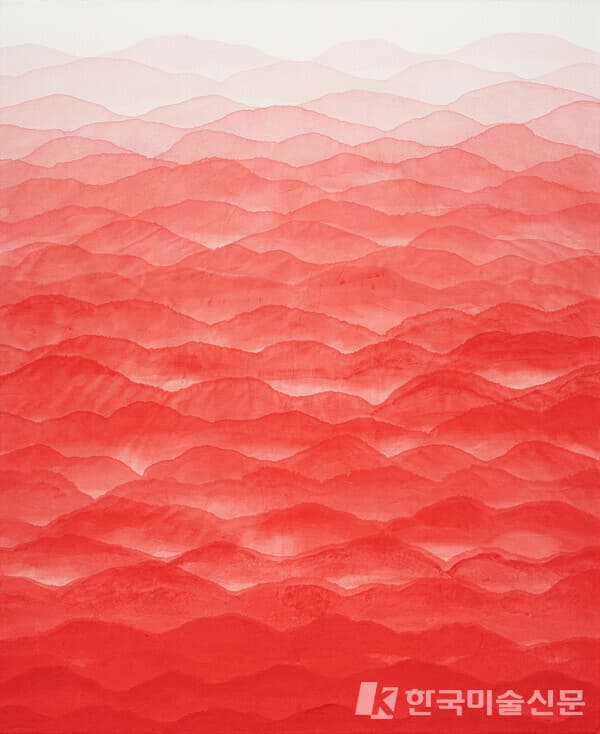 갤러리현대 김민정 KIM Minjung, Red mountain, 2022, 한지에 혼합 매체 Mixed media on mulberry Hanji paper, 166 x 136 cm