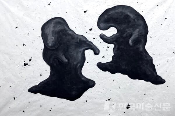 성살몬 - 부랴부랴 댄스&nbsp;장지에 젯소, 모델링 페이스트, 먹200x149.7cm 2022