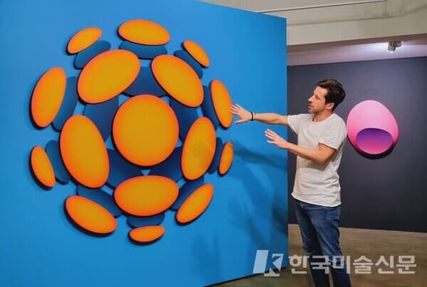 작품을 설명하고 있는 얀 칼럽(Jan Kal&aacute;b) 작가 (사진=이미희 기자)