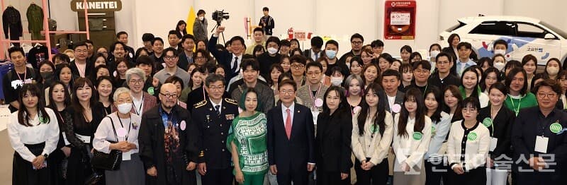 박보균 문화체육관광부 장관이 3일 서울 성동구 디뮤지엄에서 열린 K-디자인 비전 선포식에서 사례발표자 및 디자인혁신단, K-건축문화위원회 위원, 공공디자인 전공 MZ세대 청년, 문체부 MZ드리머스 등 모든 참석자와 함께 기념촬영을 하고 있다. 이날 박보균 장관은 &lsquo;문화와 예술의 날개를 단 K-디자인 비전&rsquo;을 발표했다.(사진=문화체육관광부)