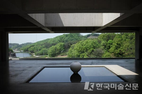 트리비움, 무진 신원동 작가의 달항아리 전시장 전경 (사진=이학범 사진작가 제공)
