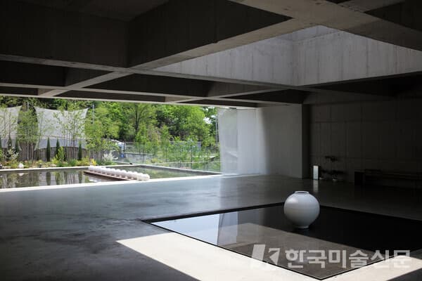 트리비움, 무진 신원동 작가의 달항아리 전시장 전경 (사진=이학범 사진작가 제공)
