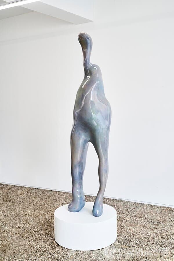 이용현, 두개의 정면.200&times;50&times;33cm, 레진에 우레탄 페인트, 2023
