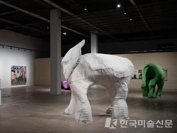 광주비엔날레 박서보예술상 첫 수상작이자 마지막 수상작&nbsp; 엄정순 작가의 '코 없는 코끼리' [사진=광주비엔날레재단]