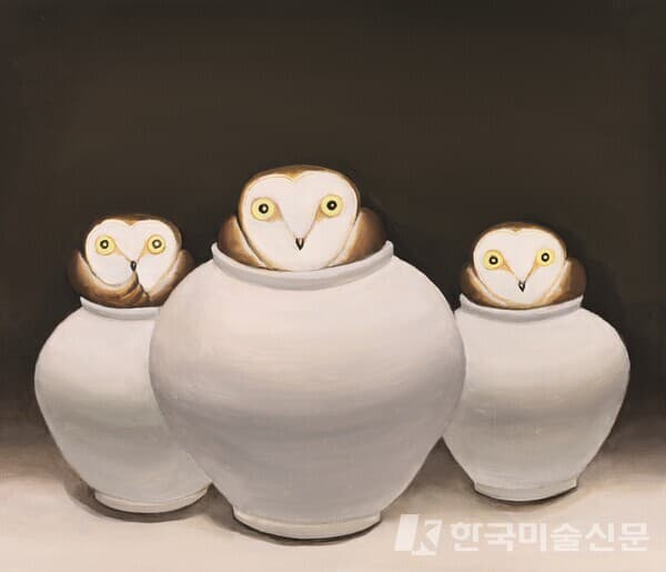 안윤모 - 달 항아리와 부엉이 acrylic53x45cm 2023&nbsp;(이미지 출처 = 청화랑)
