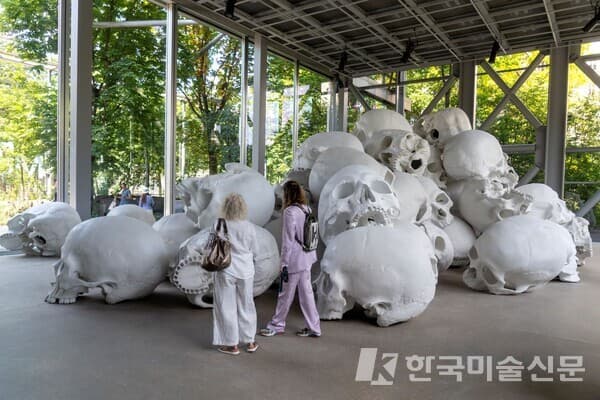 Ron Mueck 전시 전경&nbsp; 2017&nbsp;&copy; Marc Domage (사진=까르띠에 현대미술재단 제공)
