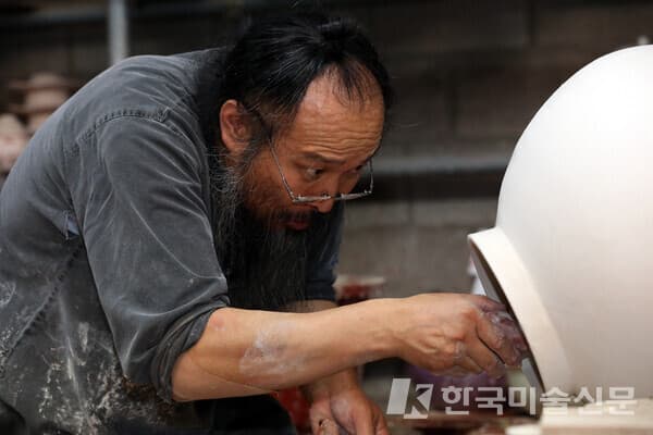 신현철 도예가는 자신의 이름을 딴 &lsquo;신현철도예연구소&rsquo;를 설립 및 운영하며 흙과 유약, 차 도구 등에 관한 연구개발에 한창이며, 지금까지 약 22개 특허 및 의장등록, 실용신안 등을 보유하고 있다.