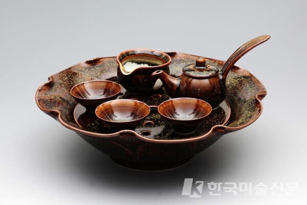 신현철 도예가는 늘 우리의 전통을 전승하되 이를 기반으로 자신만의 것을 창작해 낼 수 있어야 한다고 생각했고, 실제로 스스로 그러한 작품 활동을 펼쳐왔다.
