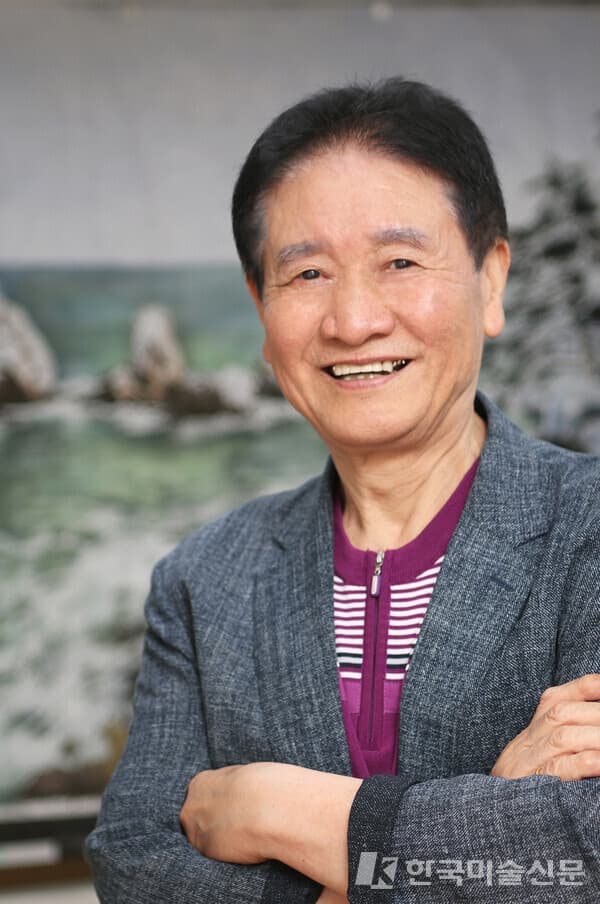 김치열 화백은 한반도의 춘하추동을 그린 수묵화 작품으로 화단의 호평을 받고 있다. 그는 해금강의 봄, 금강산의 여름, 관악산의 가을, 백두산의 설경 등 우리나라의 자연 풍광을 아름답게 그려내고 있으며, 서예, 문인화, 한국화 등을 두루 섭렵하면서 전통 회화의 정형성에서 벗어난 독자적인 화풍을 만들어 내는 데 성공했다.