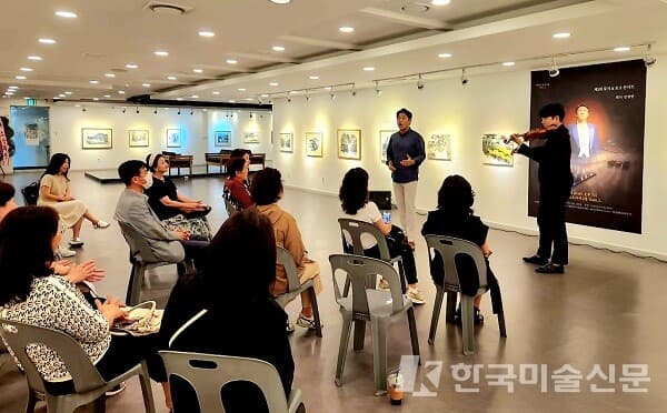 테너 강창련(사진 위 왼쪽) 씨와 바이올리니스트 김태형 씨의 무대(사진=조아라 기자)