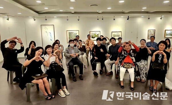 콘서트가 끝난 후 출연진과 관객들이 함께 기념 촬영을 하고 있다.(사진=조아라 기자)