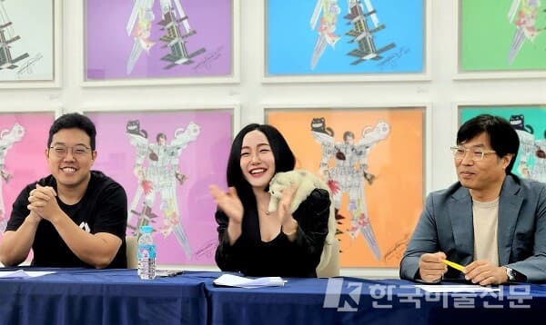 팝아티스트 낸시랭 2023 개인전 '버블코코 스페이스아트' 기자간담회 현장(왼쪽부터 박재필 대표, 낸시랭, 오현웅 교수)(사진=허영훈 기자)