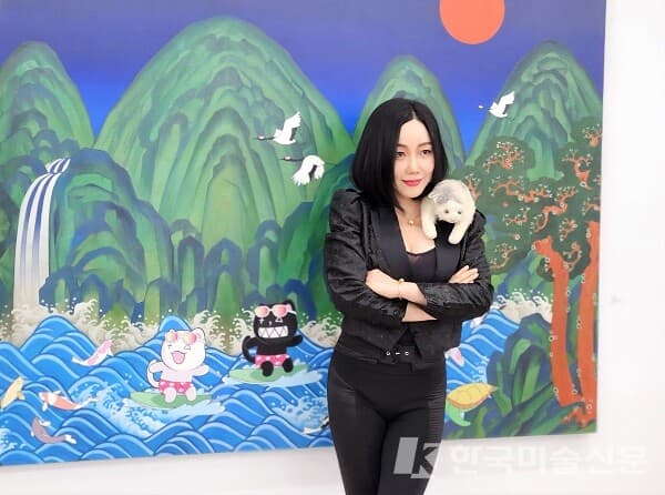 자신의 작품 앞에서 포즈를 취하고 있는 팝아티스트 낸시랭(사진=허영훈 기자)