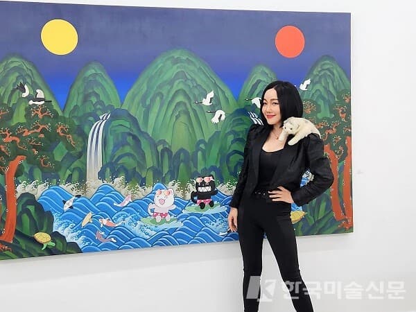 자신의 작품 앞에서 포즈를 취하고 있는 팝아티스트 낸시랭(사진=허영훈 기자)