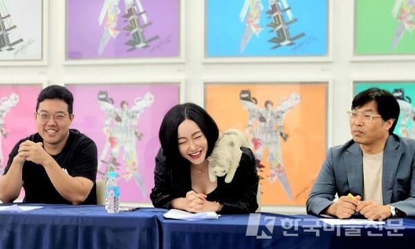 기자들의 질문에 답변하면서 큰 웃음을 짓고 있는 낸시랭(가운데)(사진=허영훈 기자)