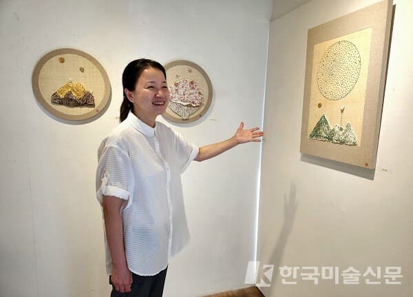 김은영 도예작가가 자신의 개인전에 전시된 작품을 소개하고 있다.(사진=허영훈 기자)