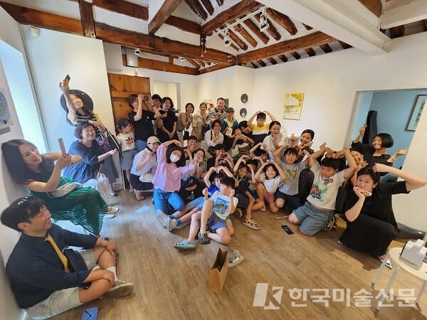 개인전 축하공연 후 출연자들과 관람객들이 함께 기념촬영을 하고 있다.(사진=허영훈 기자)