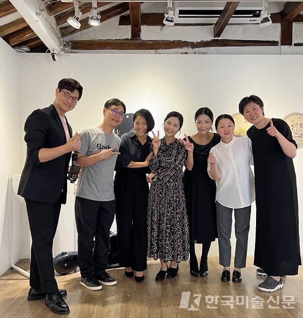 김은영 작가가 축하공연 출연진과 기념촬영을 하고 있다.(왼쪽부터 사회자 허영훈,&nbsp;플라멩코 기타리스트 이준호, 뉴에이지 국악그룹 '인피니티 오브 사운드'(3명), 김은영 작가, 크로매틱 하모니카 연주자 이병란(사진=허영훈 기자)