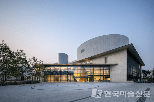 대상_LG아트센터 서울 및 LG디스커버리랩 서울, 남측 전경(주출입구)_배지훈 작가